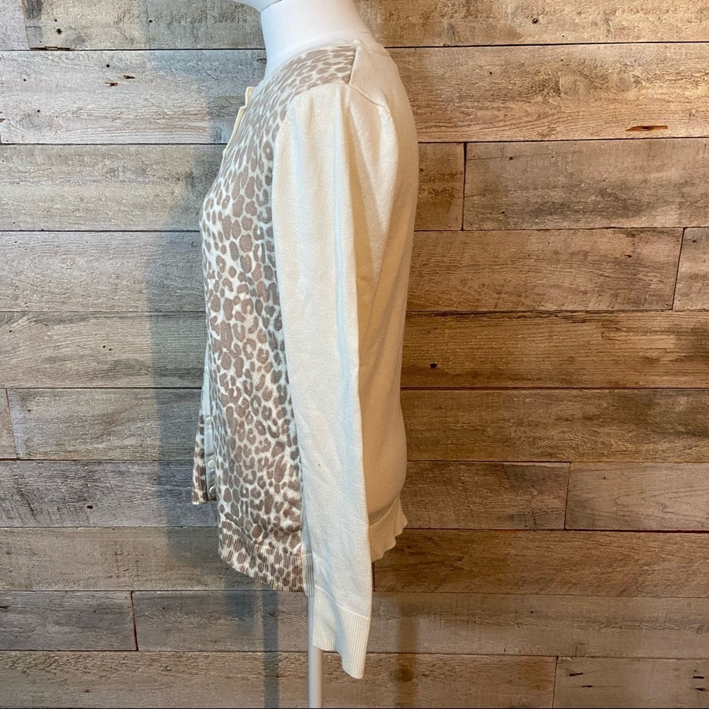 🛍️3/$30 Jessica women's animal print cardigan sweater in size small - Picture 2 of 8